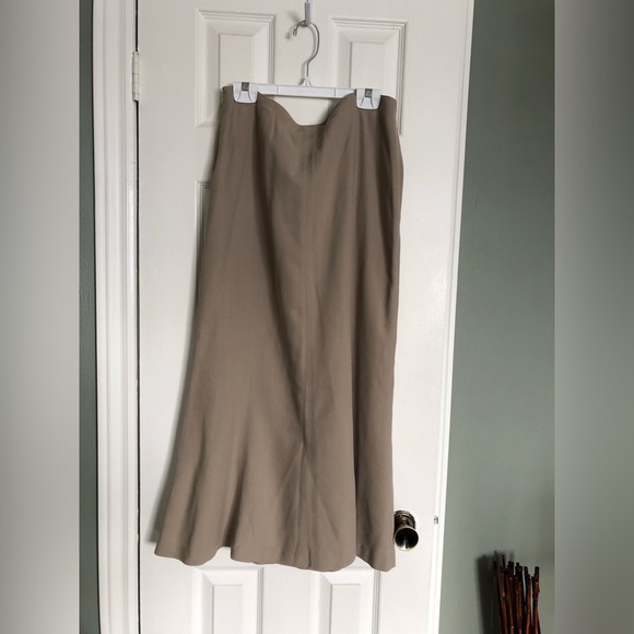 Women Skirt- gently worn - Picture 2 of 2
